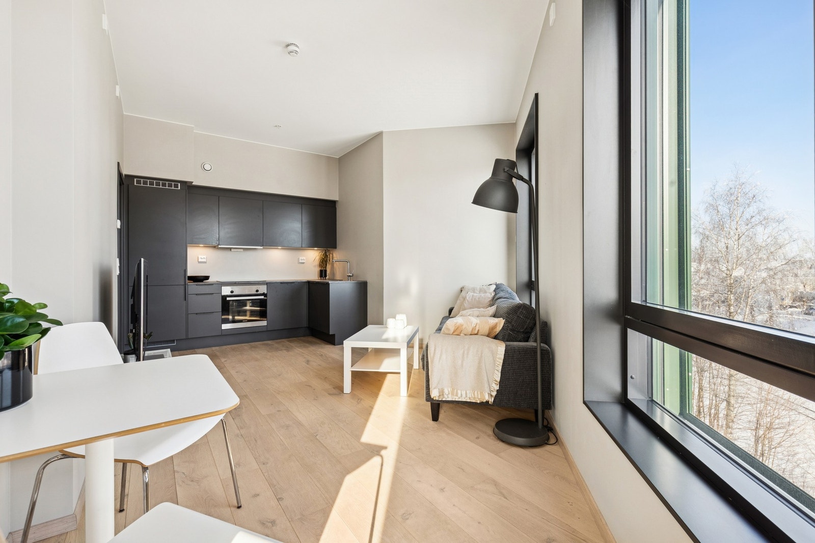 Planløsningen oppleves effektiv og moderne, med gode møbleringsmuligheter. Galleribilde