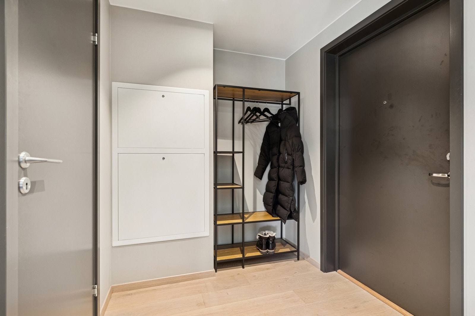 Trivelig inngangsparti med god plass til oppheng av yttertøy. Galleribilde