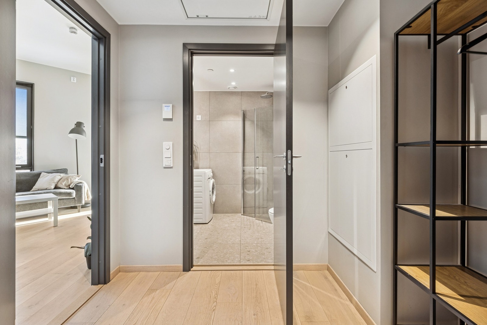 Leiligheten ønsker deg velkommen med en lys og fin inngang med adkomst til både bad og stue/kjøkken. Galleribilde