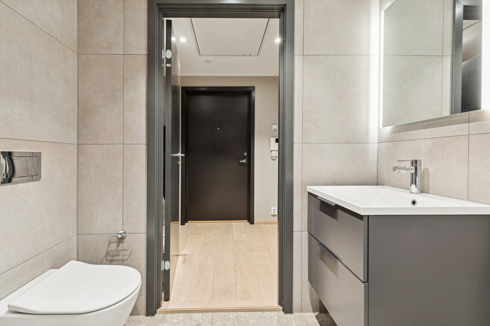 Delikat og svært smakfullt bad med flislagte overflater og varmekabler i gulv. Galleribilde