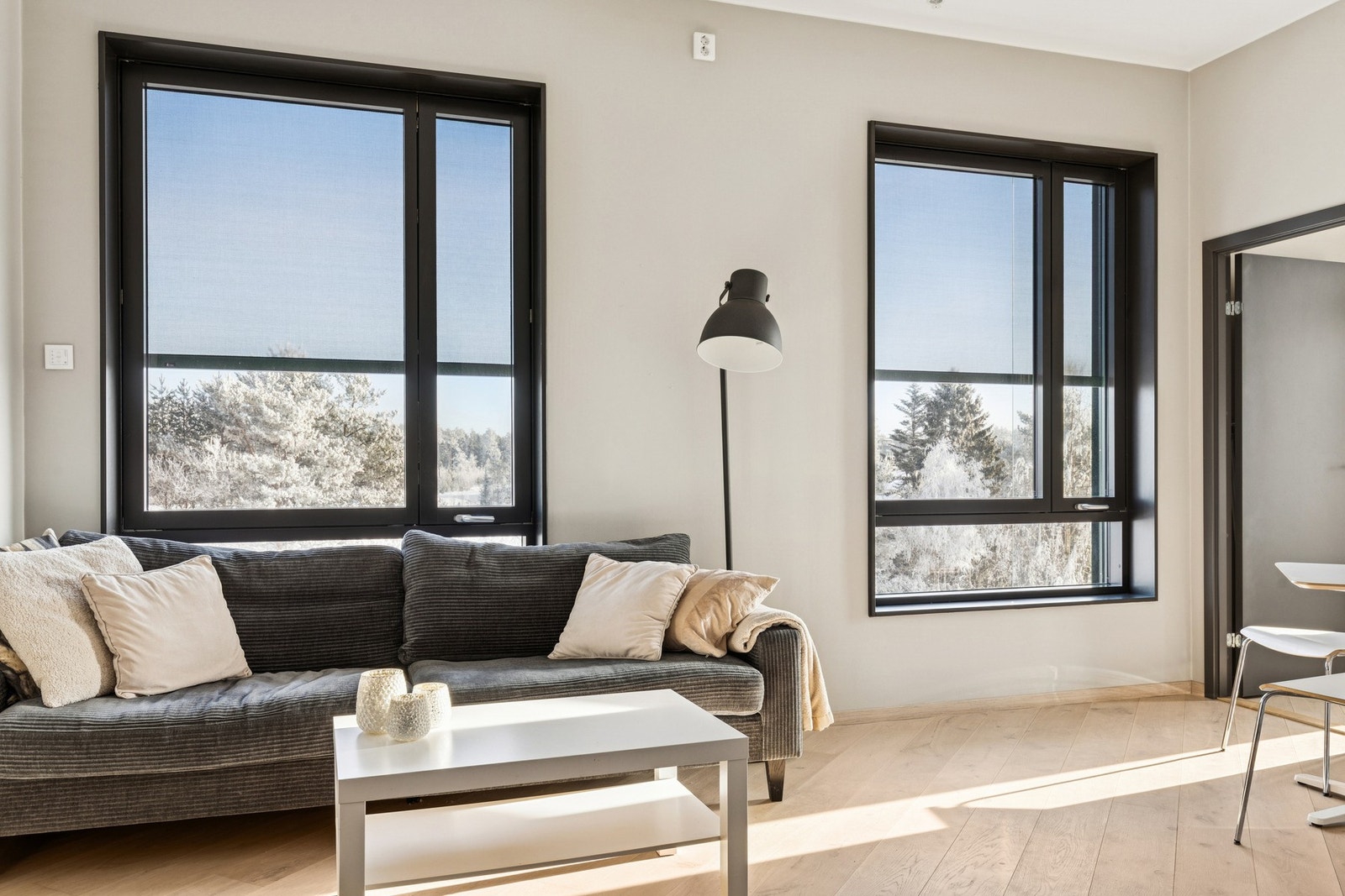 Stuen har store vindusflater som slipper inn rikelig med dagslys og gir boligen et urbant og moderne preg. Galleribilde