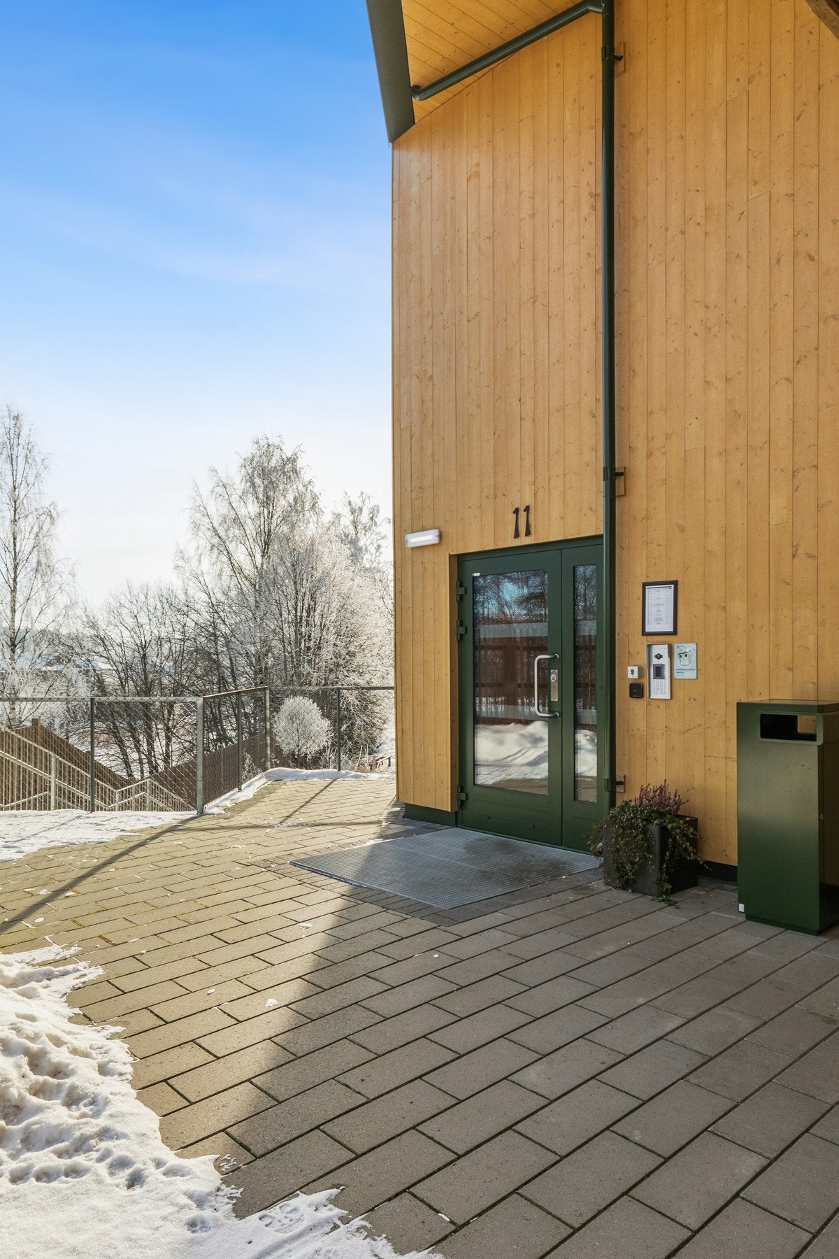 Felles inngang med callinganlegg. Galleribilde