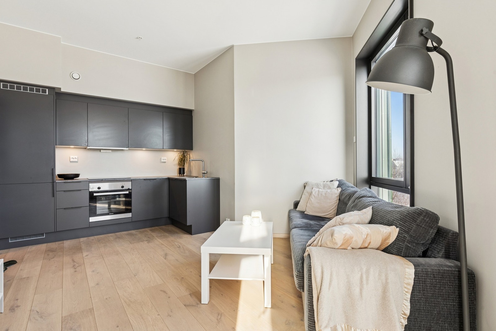 Leiligheten har god takhøyde på 2,95 meter i stue/kjøkken og soverom. Galleribilde