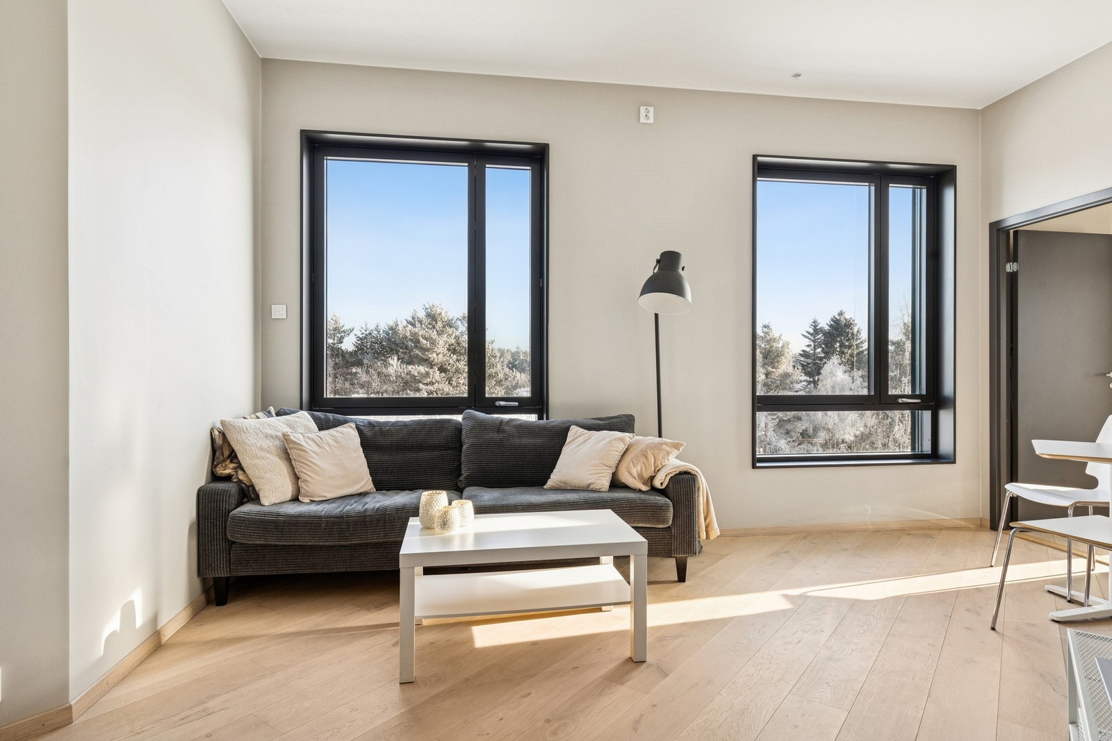 Leiligheten har stilren enstavs parkett som gir et moderne uttrykk. Galleribilde