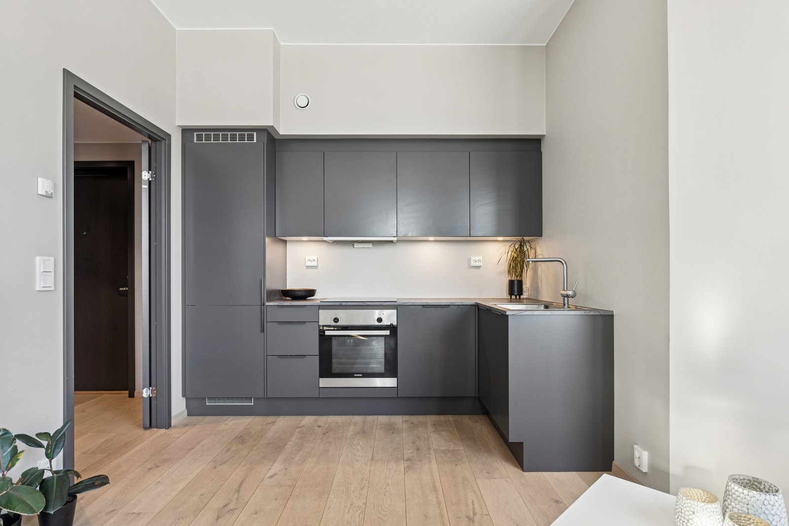 Kjøkkenet er utstyrt med integrerte hvitevarer. Galleribilde