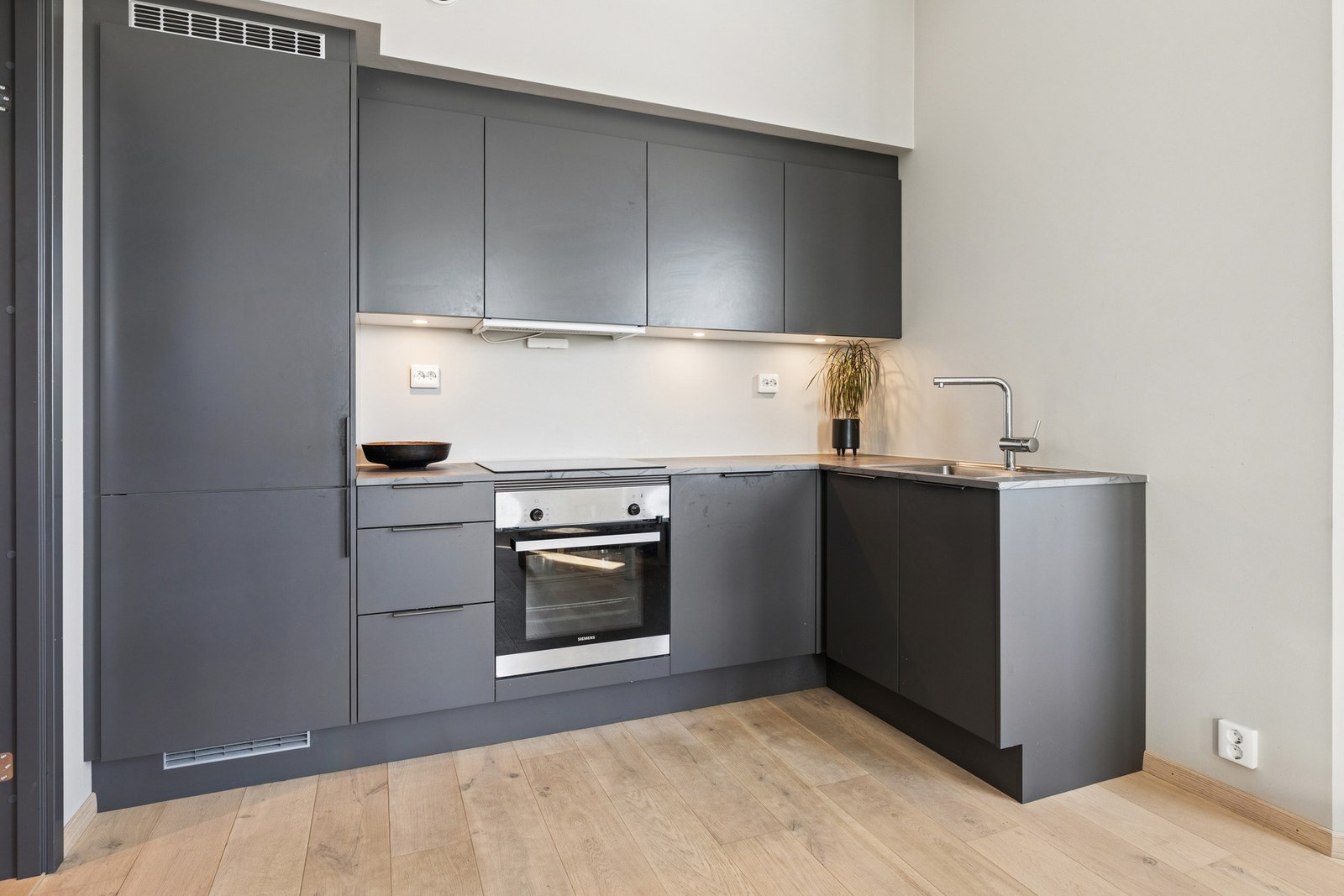 Stilrent og moderne kjøkken med åpen løsning. Galleribilde