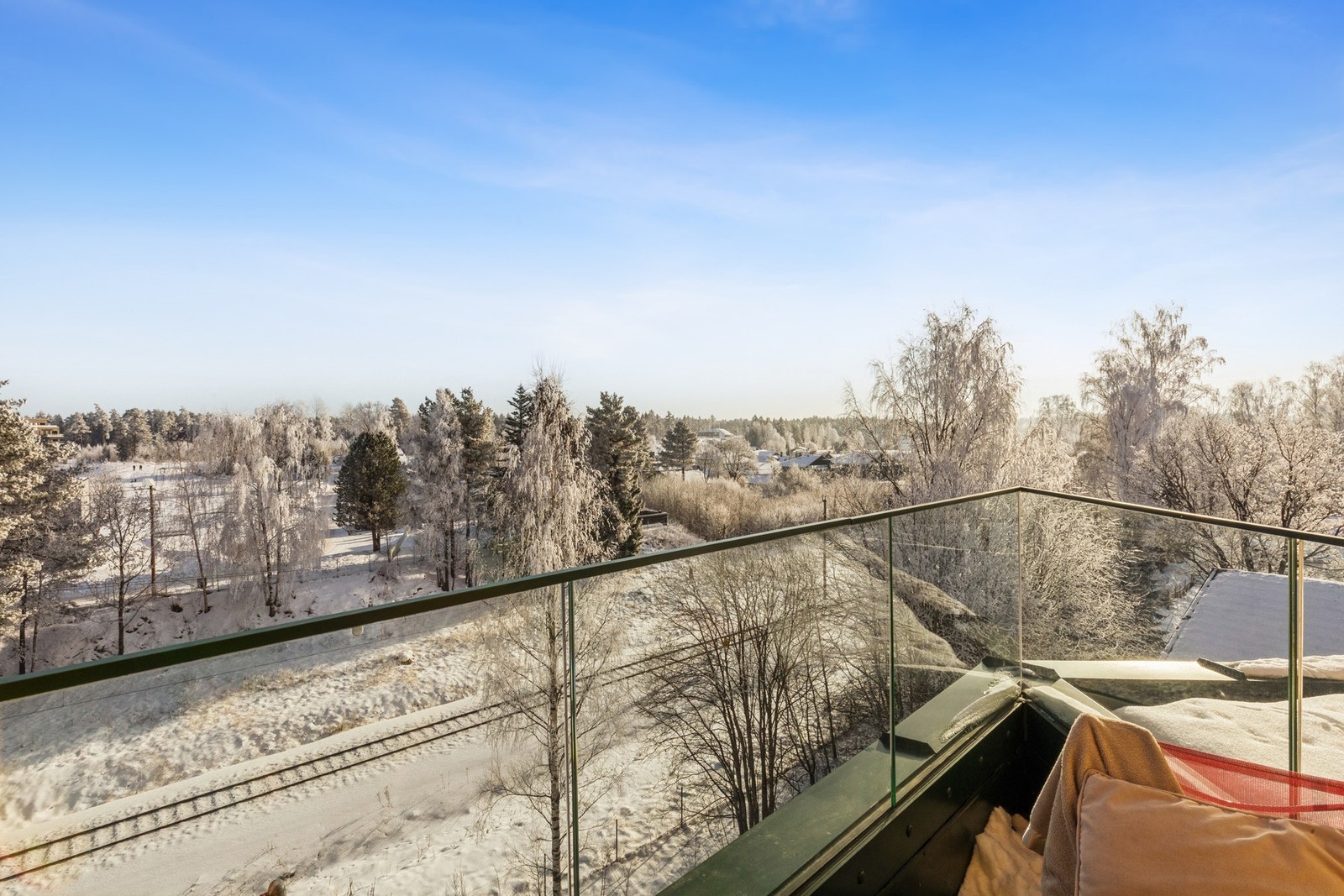 Balkongen byr på formiddagssol. Galleribilde