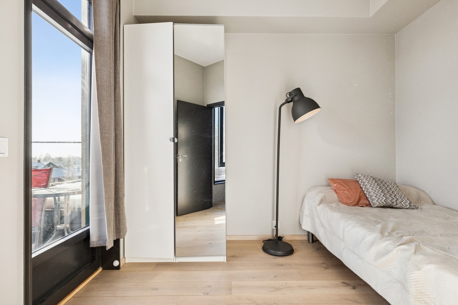 Her er det plass til både seng og annet møblement. Galleribilde