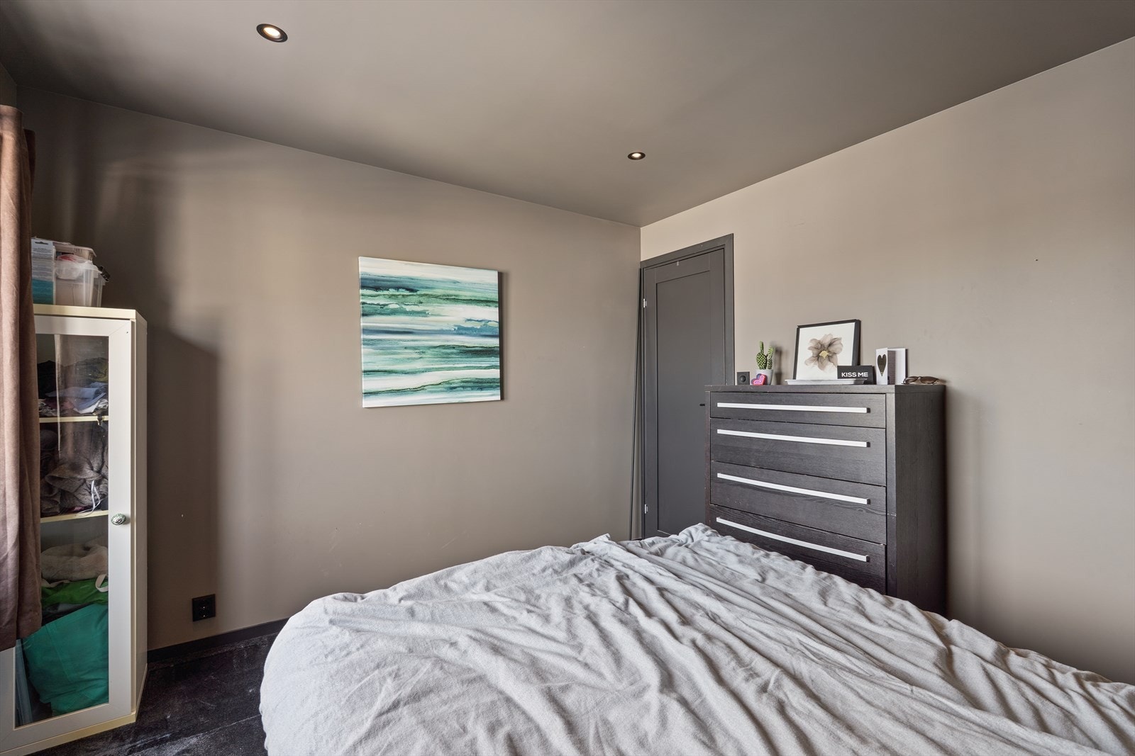 Fastmonterte radiatorer fra sentralfyranlegget sørger for en jevn og behagelig varme. Galleribilde