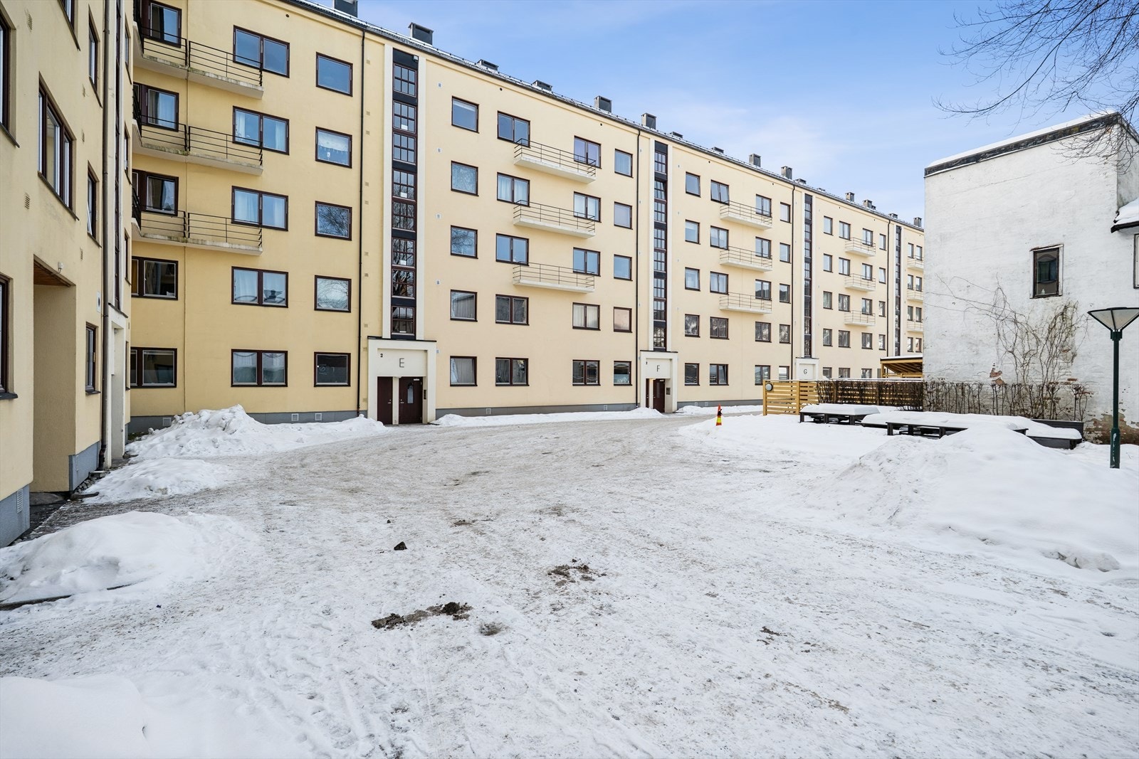 Bygården har et opparbeidet fellesareal med sittegrupper på baksiden. Galleribilde