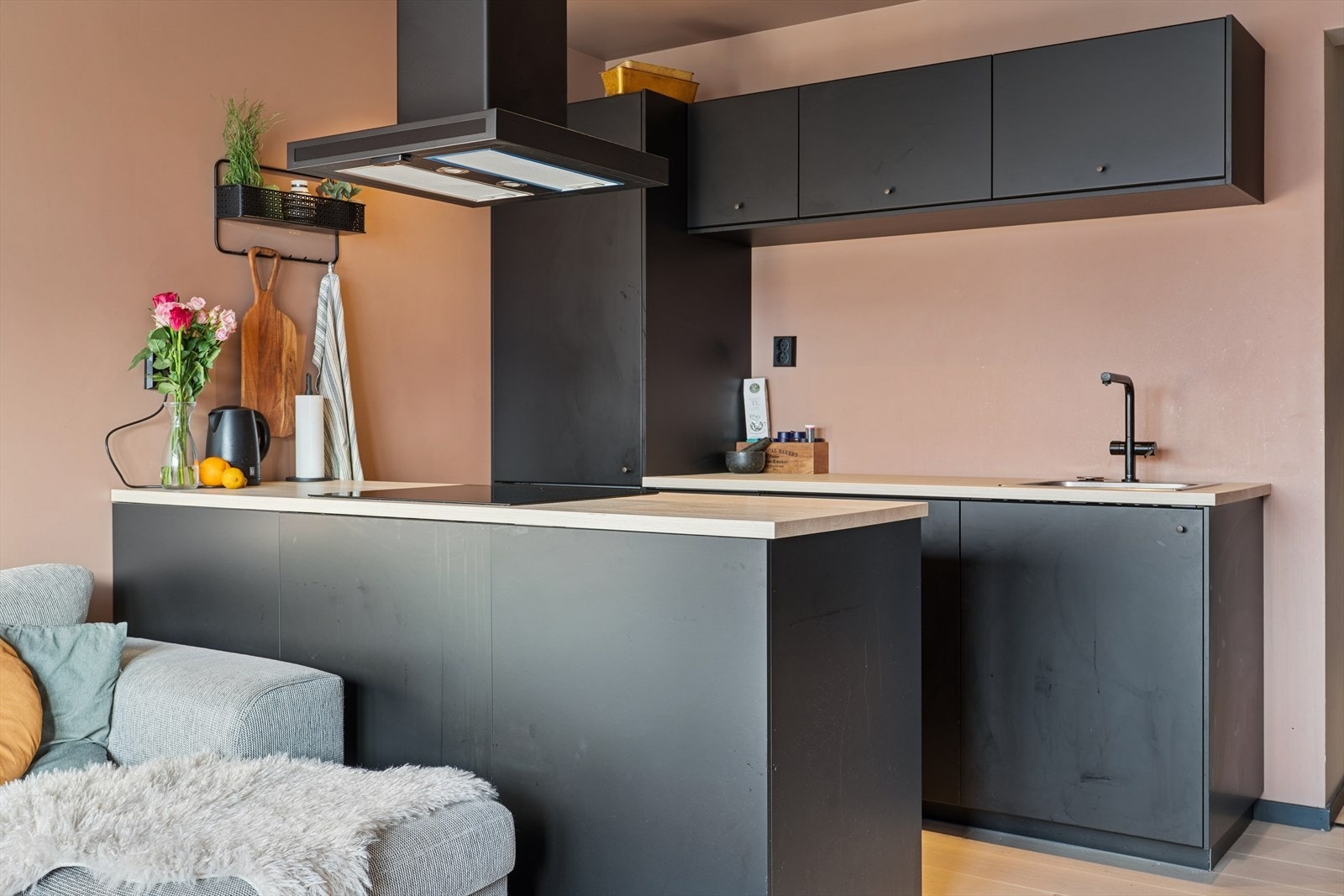 Kjøkkeninnredning med glatte fronter og en slitesterk benkeplate i laminat. Galleribilde