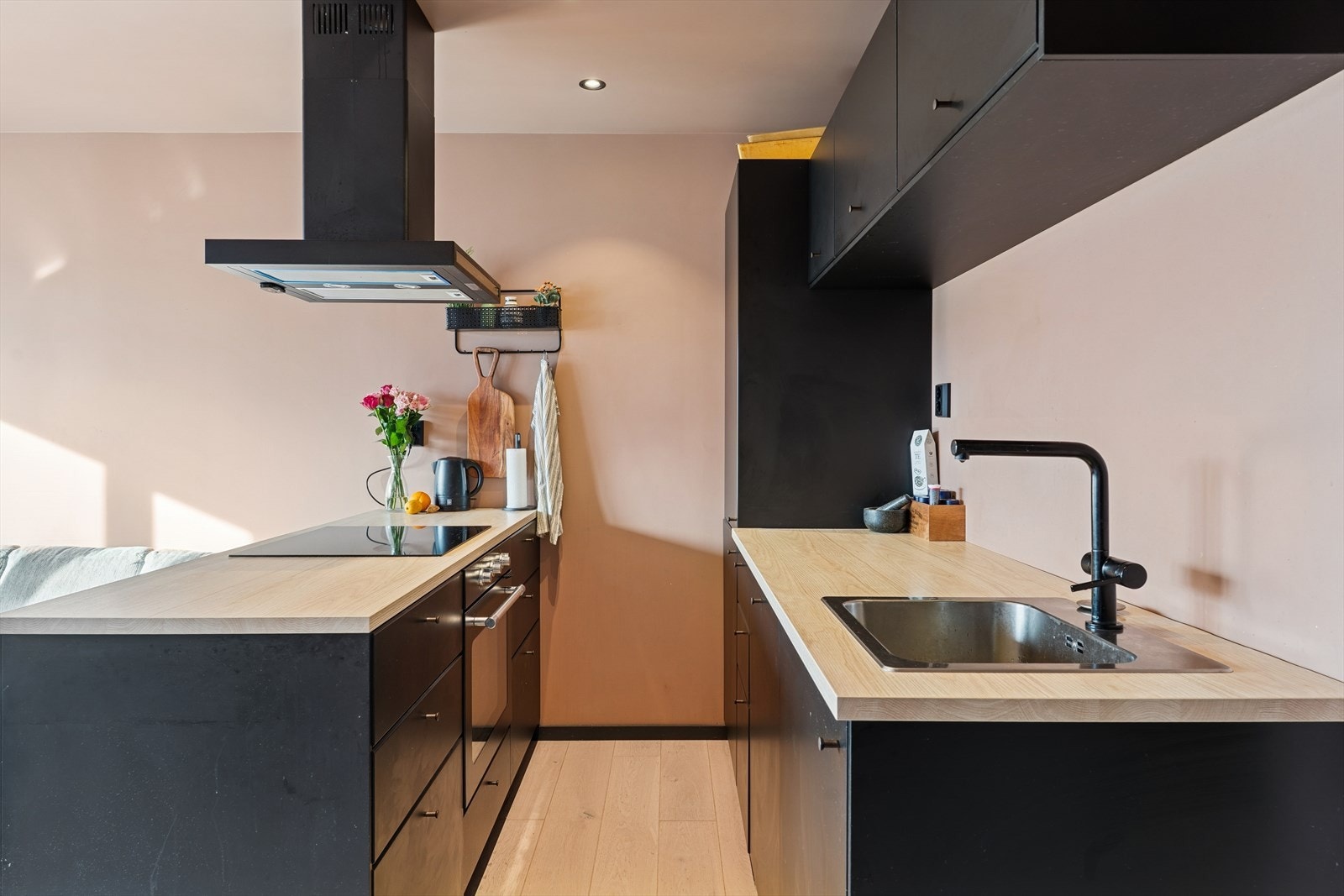 For økt trygghet er kjøkkenet utstyrt med komfyrvakt og vannstoppsystem. Galleribilde