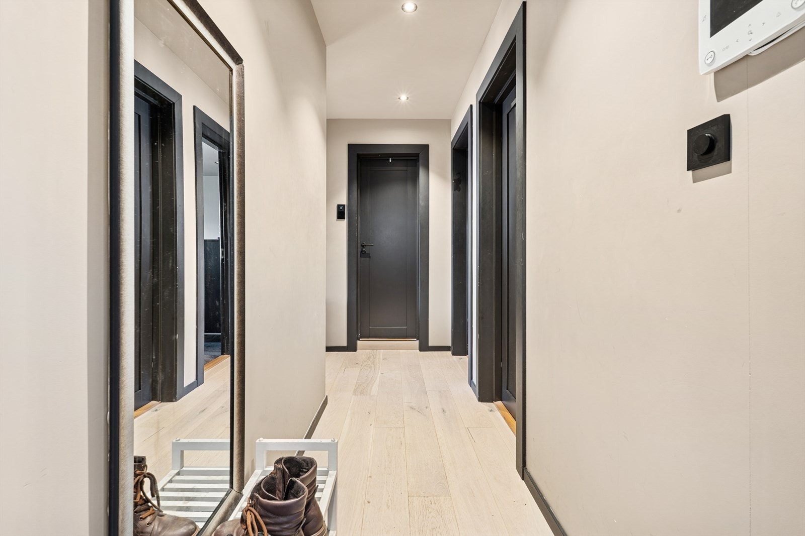 Fra entreen er det enkel tilgang til alle rom, noe som gir en praktisk flyt i hverdagen. Galleribilde