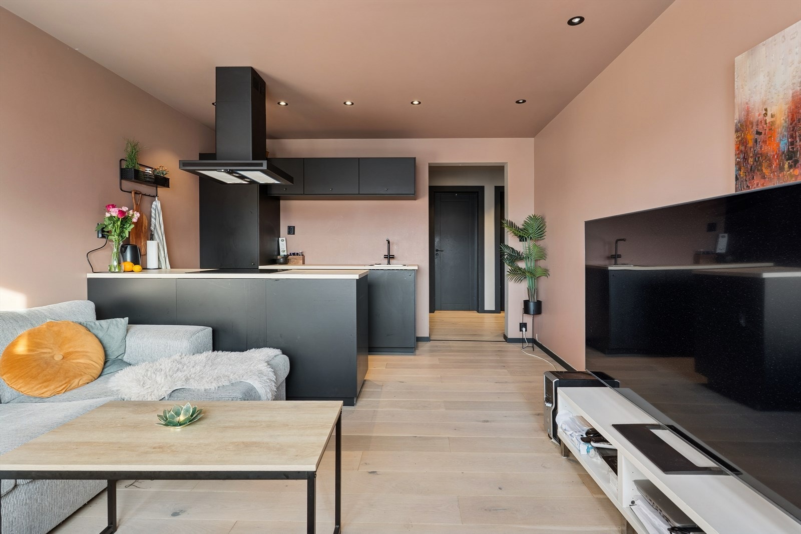 Gjennomgående parkettgulv og innfelte downlights gir et helhetlig og moderne uttrykk. Galleribilde