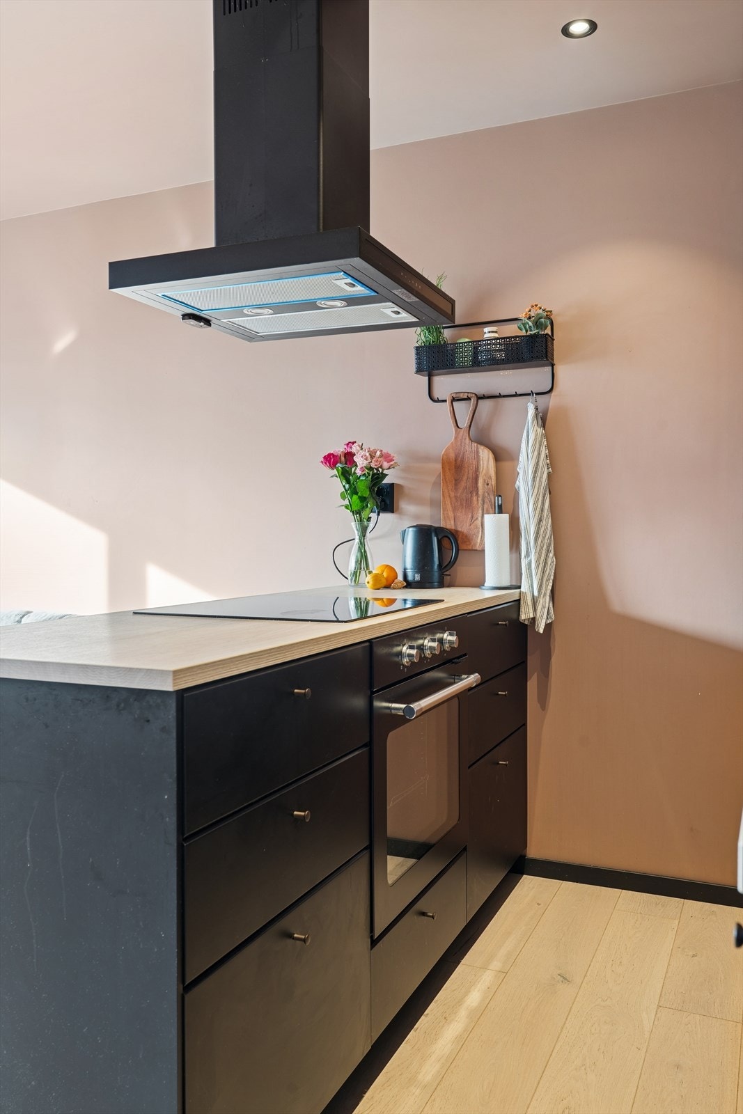 Kjøkkenøy med nedfelt platetopp og ventilator gir gode arbeidsforhold og ekstra benkeplass. Galleribilde