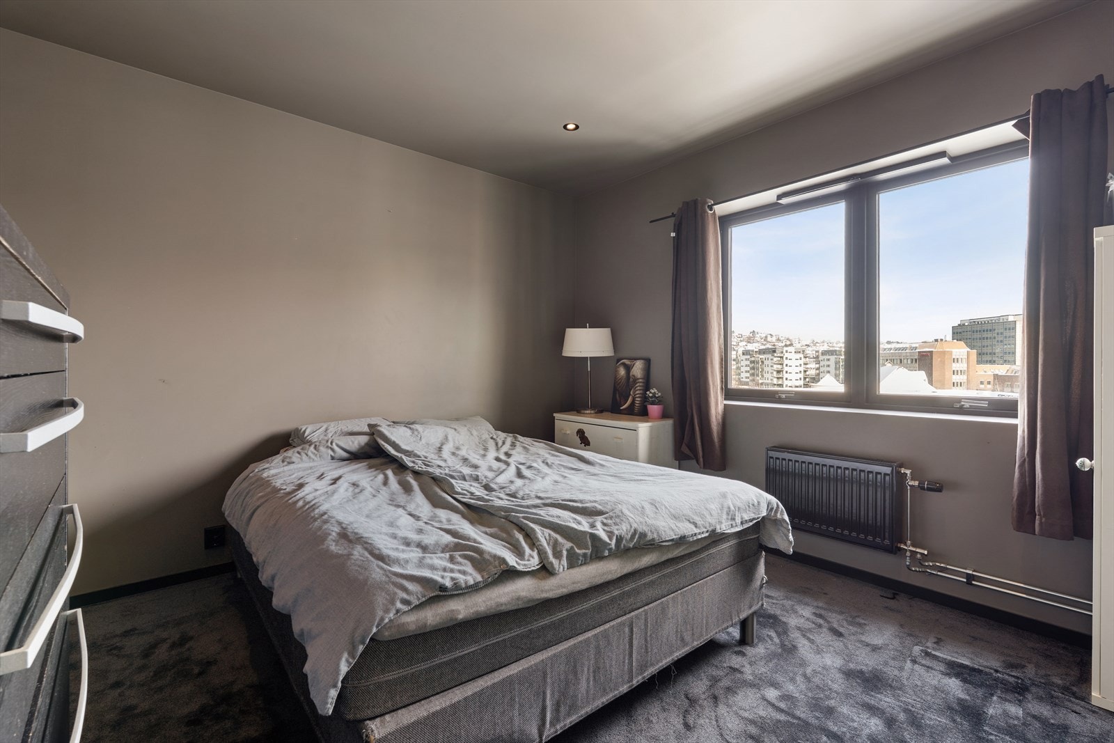 Leiligheten har to soverom. Hovedsoverommet har god plass til dobbeltseng og garderobeløsning. Galleribilde