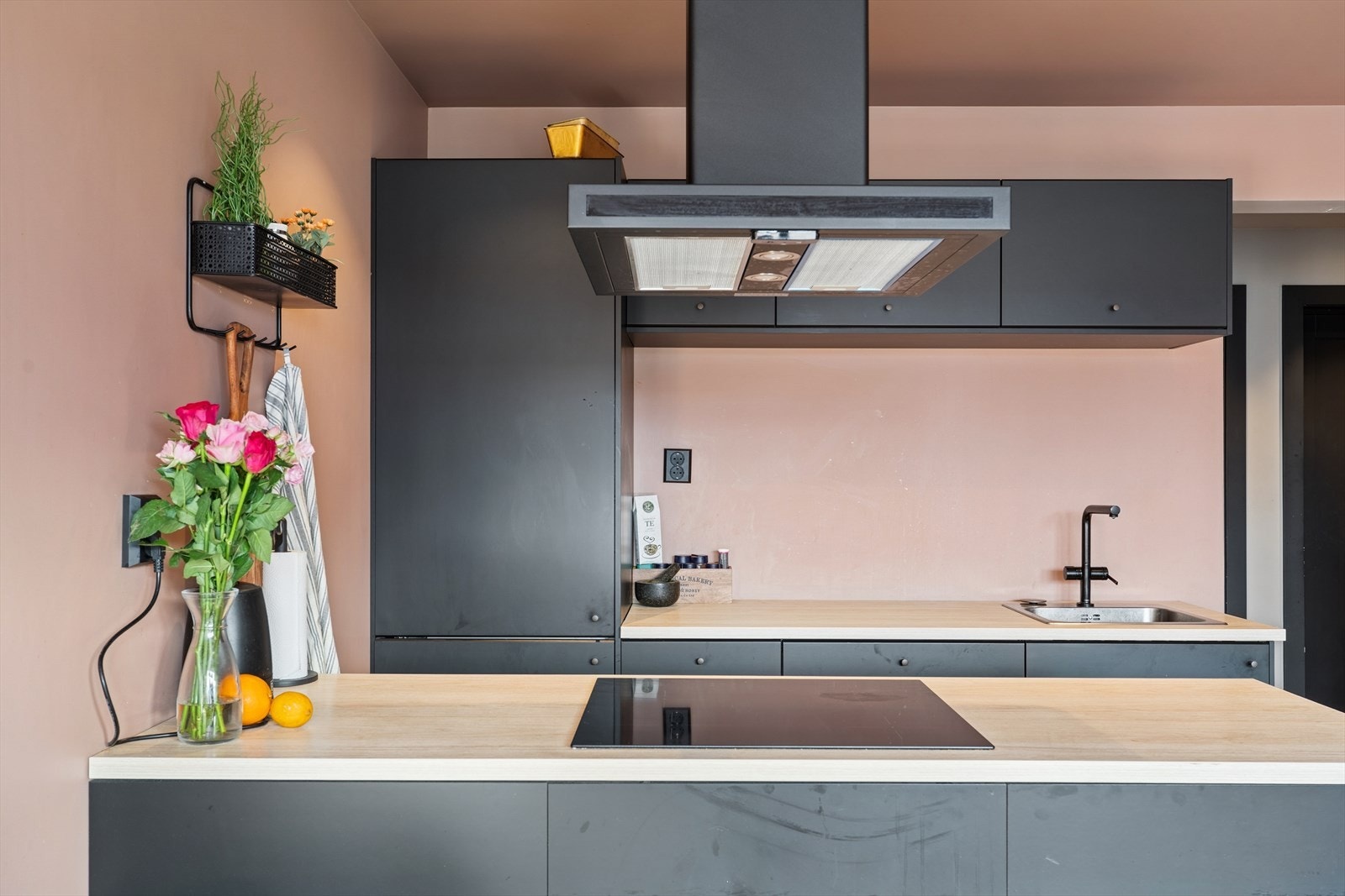 Alle hvitevarer som platetopp, stekeovn, kjøl/fryseskap og oppvaskmaskin er integrert. Galleribilde