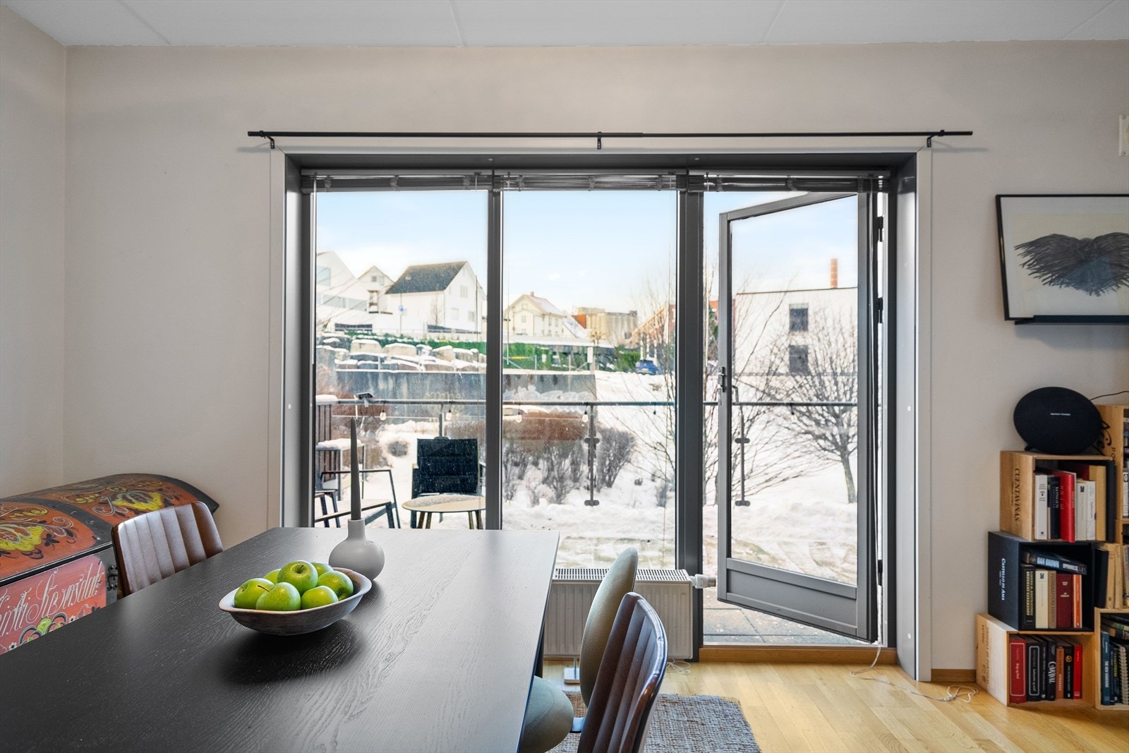 En hyggelig samlingsplass med romslig areal for sosiale sammenkomster så vel som avslappende kvelder på sofaen. Galleribilde