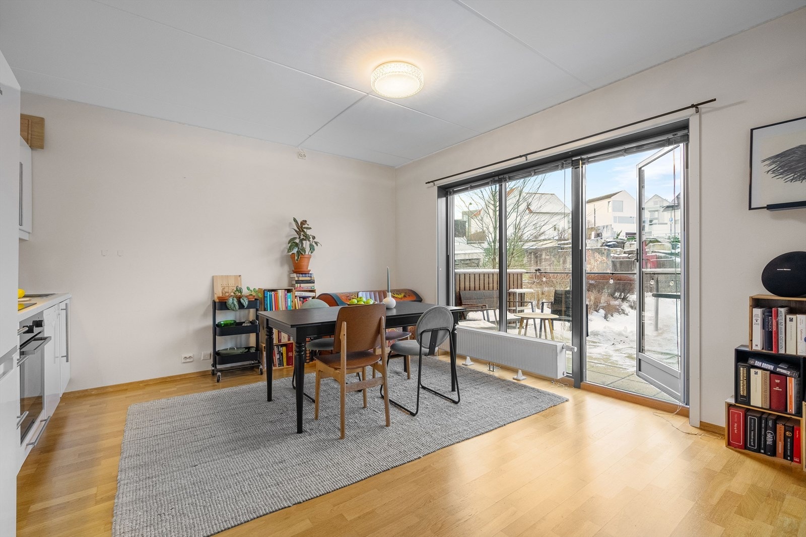 Her kommer du inn i et stilrent og lyst rom, med god plass til sofagruppe, spisebord og annen innredning. Galleribilde