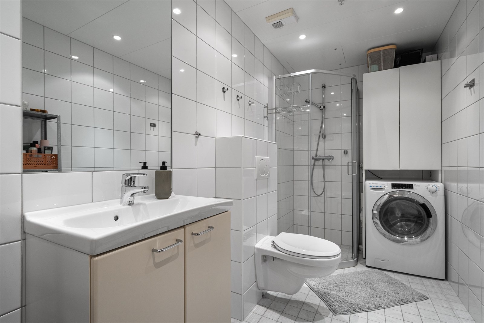 Pent, helfliset bad med varmekabler i gulv. Galleribilde