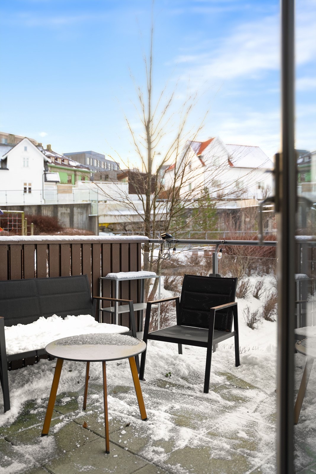 Leilighetens terrasse på hele 22 m² har adkomst fra stuen/kjøkkenet, og vil være et perfekt sted å tilbringe tid i det varme sommerhalvåret. Galleribilde