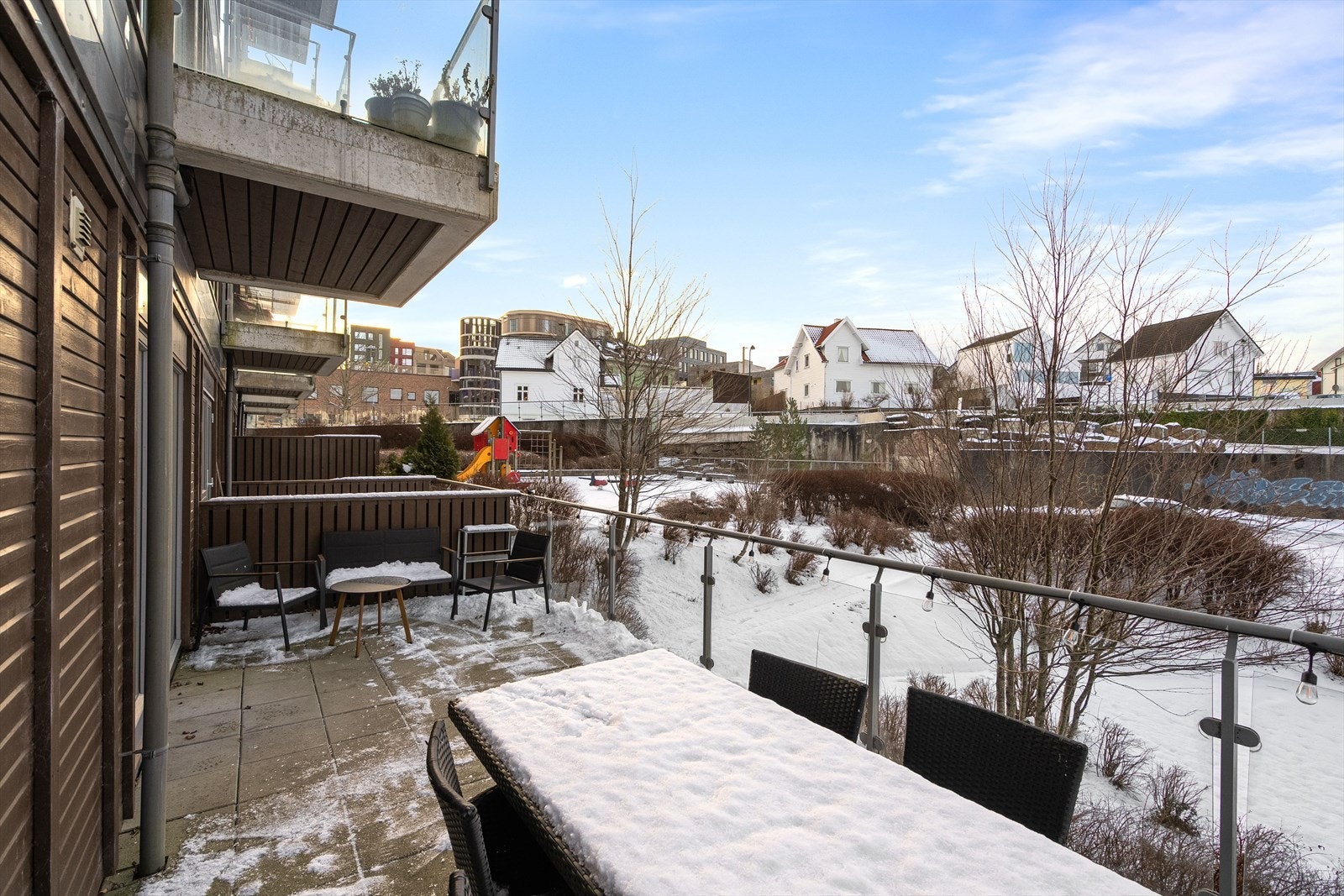 Her kommer du ut til et flott uterom som nyter godt av den høytliggende og luftige plasseringen. Galleribilde