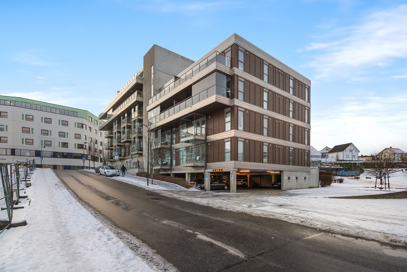 Parkering i lukket garasjeanlegg / carpool-ordning med ca. 80 % dekning. Gjesteparkering på anviste plasser. Galleribilde