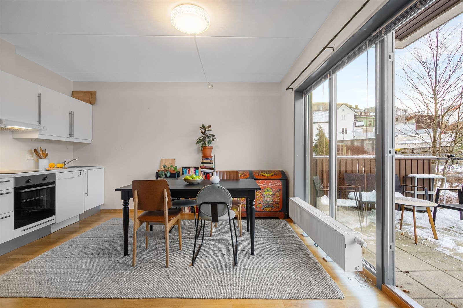 Kjøkkenet er fra IKEA og har fronter i hvit høyglans. Galleribilde