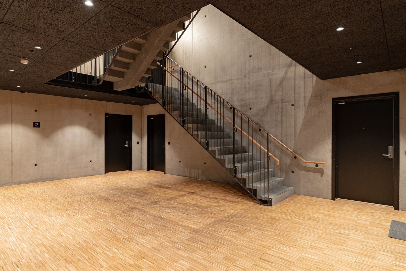 Trapperom med industrielt preg og røffe overflater og detaljer av høy kvalitet. Galleribilde