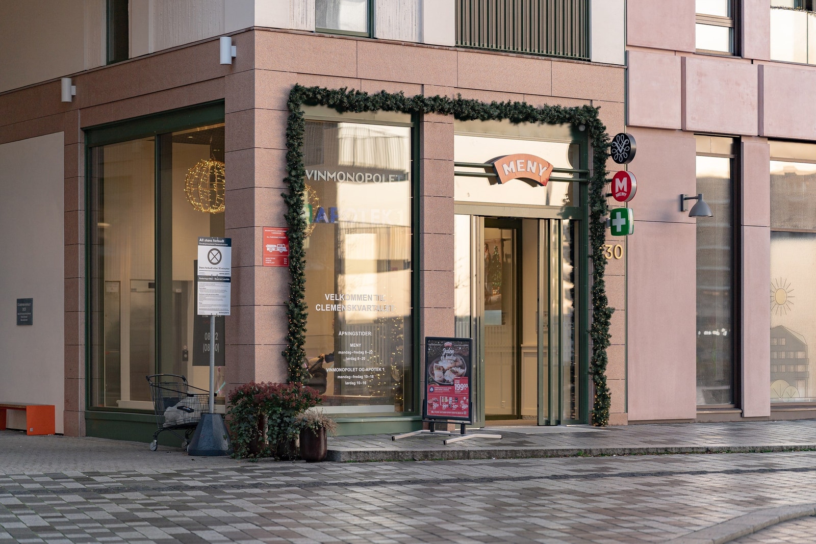 Rett over gaten ligger både Menybutikk, apotek og Vinmonopolet. Galleribilde