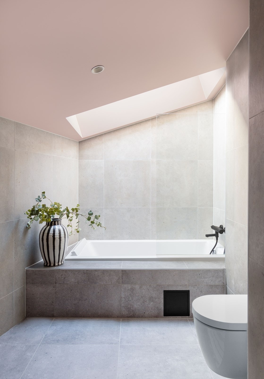 Delikat bad med takvindu tilknyttet hovedsoverom Galleribilde