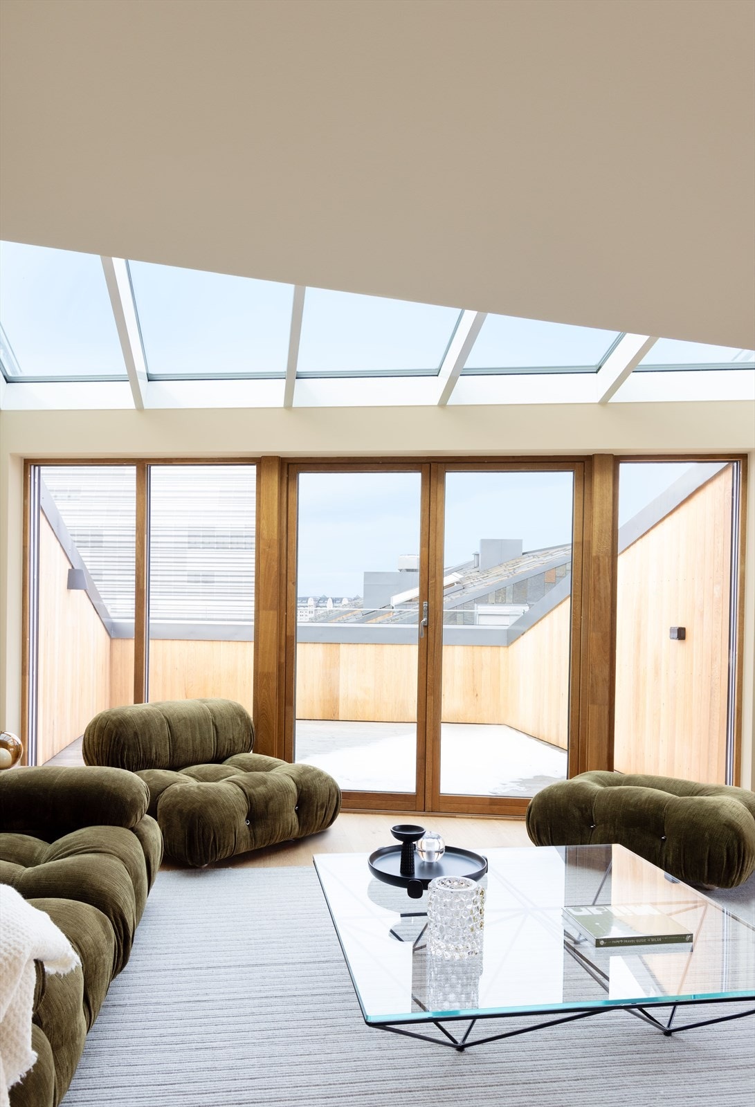 Store vindusoverflater fra gulv til tak, samt takvindu som gir ekstremt godt med naturlig lys Galleribilde