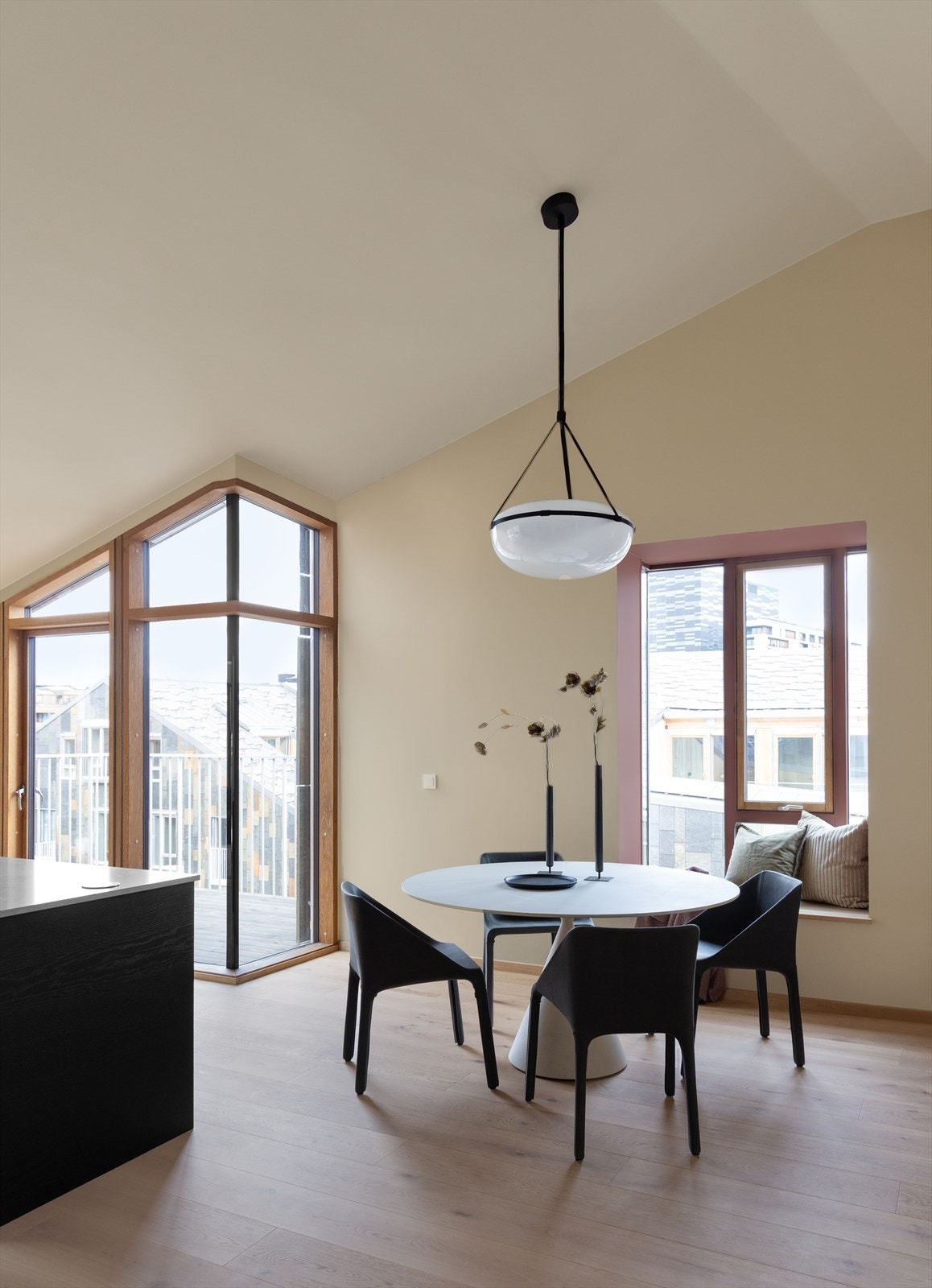 Luftig leilighet med skrånende tak og innvendig mønehøyde på 3,8 m Galleribilde