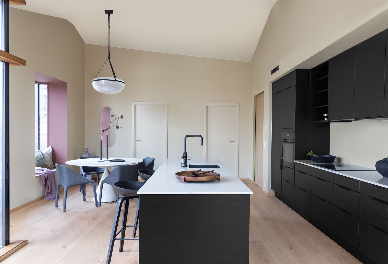 Delikat kjøkken med kjøkkenøy benkeplate i komposittsten, og rikelig med skapplass. Galleribilde