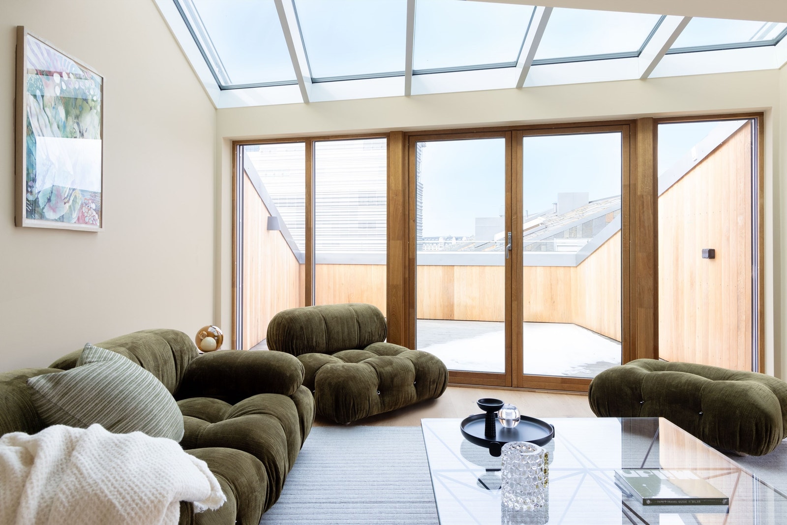 Fantastisk privat takterrasse på ca 17,5 kvm mot vest med adkomst fra stuen. Her kan man nyte sene solnedganger og flott utsikt mot sjøen Galleribilde