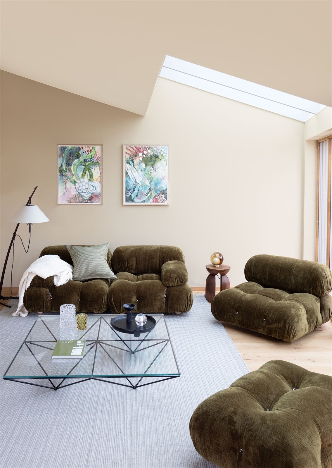 Leiligheten er stylet med møbler fra Expo Nova og malt i den siste fargepaletten til Jotun. Galleribilde