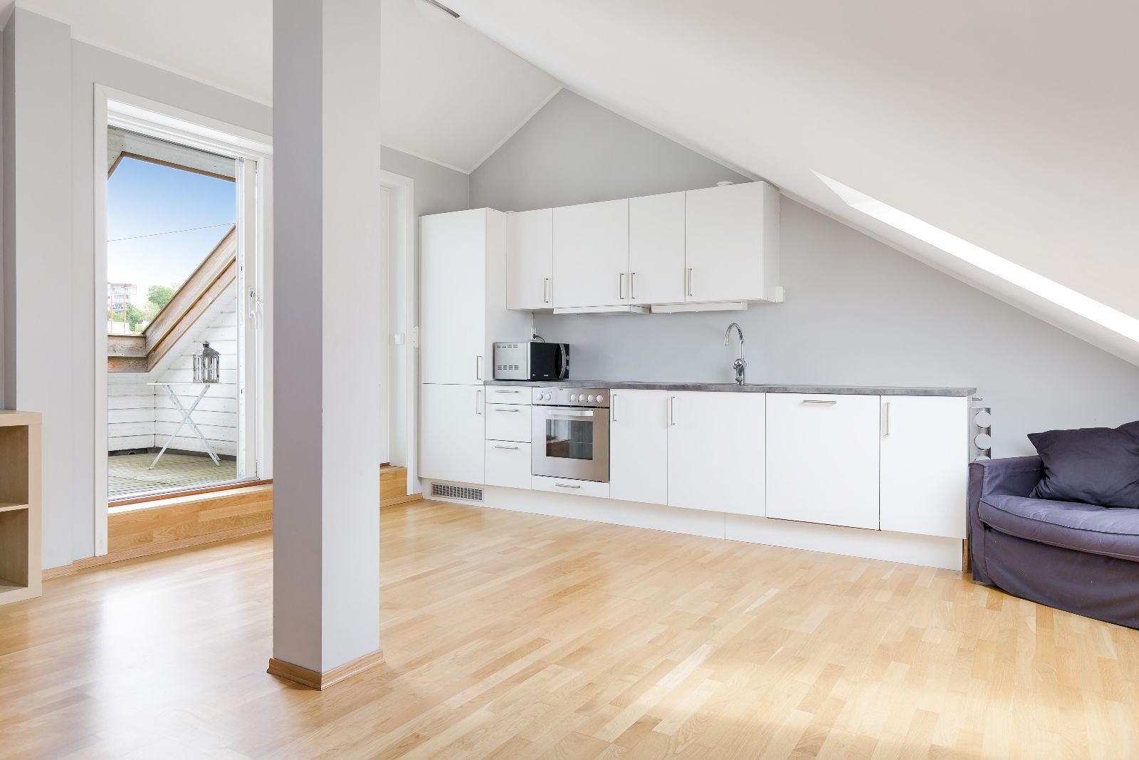 Stor stue-/kjøkken løsning med utgang til balkong Galleribilde