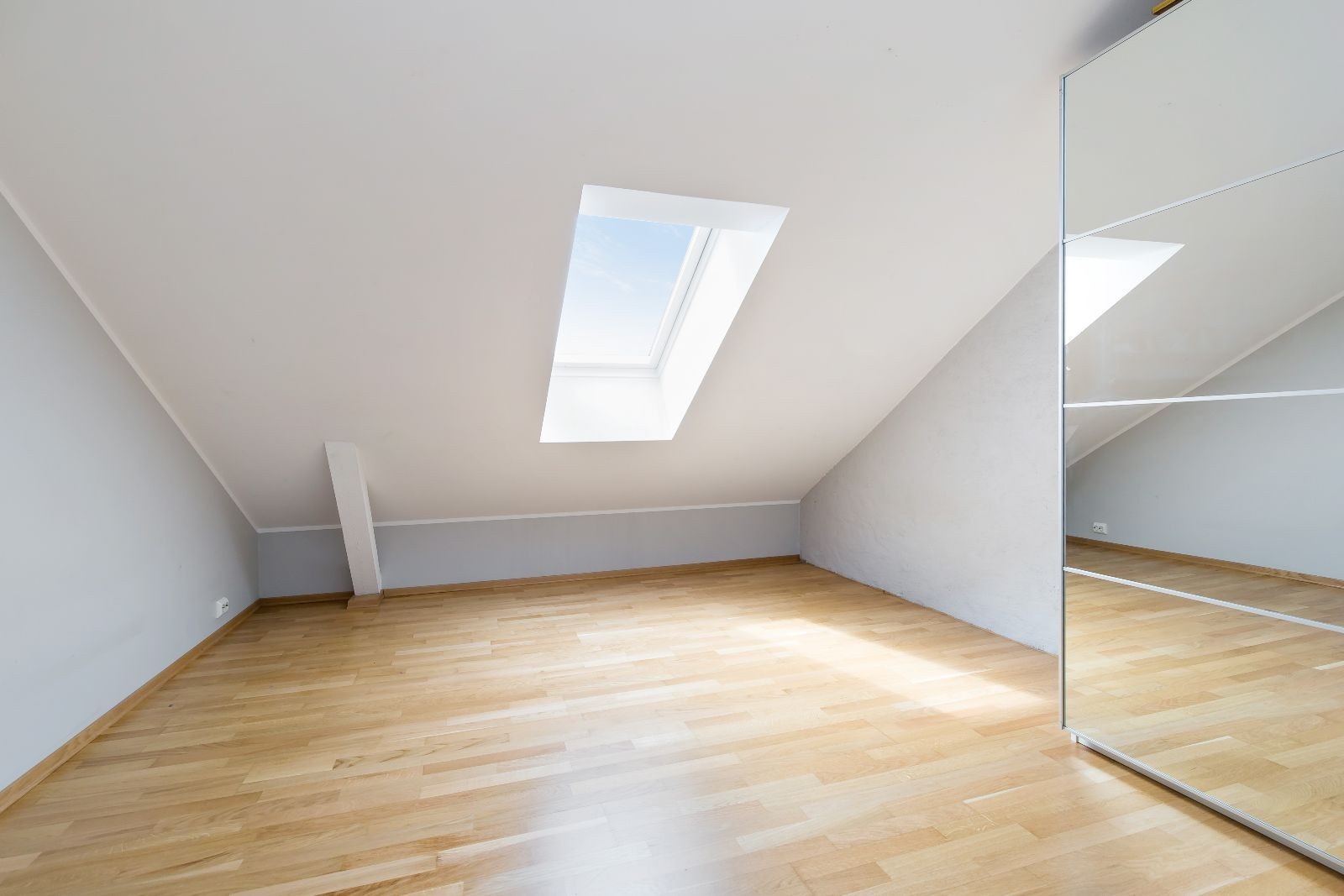 Stort soverom med god skapplass Galleribilde