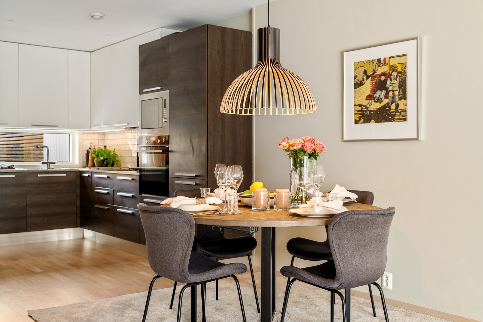 Det er god plass til langbord, noe som gjør boligen velegnet for større selskap og sosiale sammenkomster. Galleribilde
