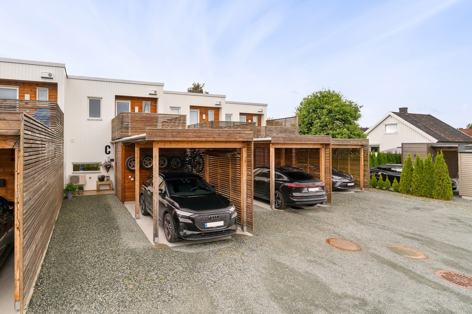 Carport med elbillader. Galleribilde