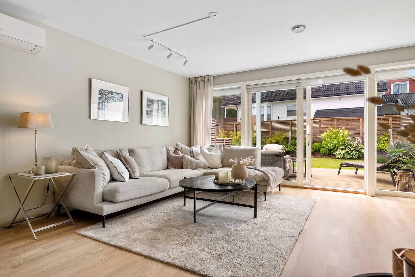 Stuen er romslig og moderne, med god plass til både sofagrupper og ekstra sitteplasser. Galleribilde