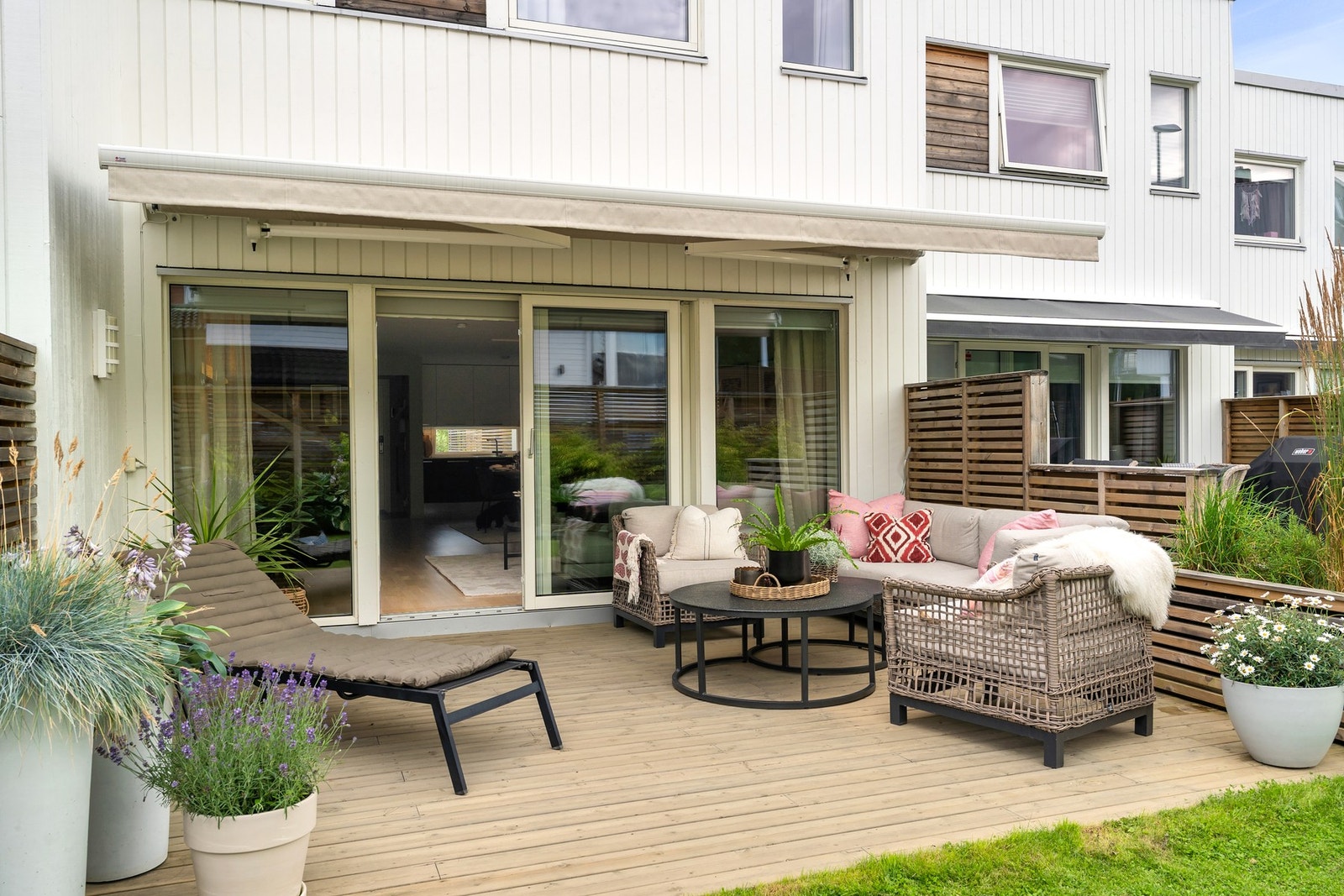 Terrassen er utstyrt med markise, noe som gir deilig skygge på solrike og varme sommerdager. Galleribilde