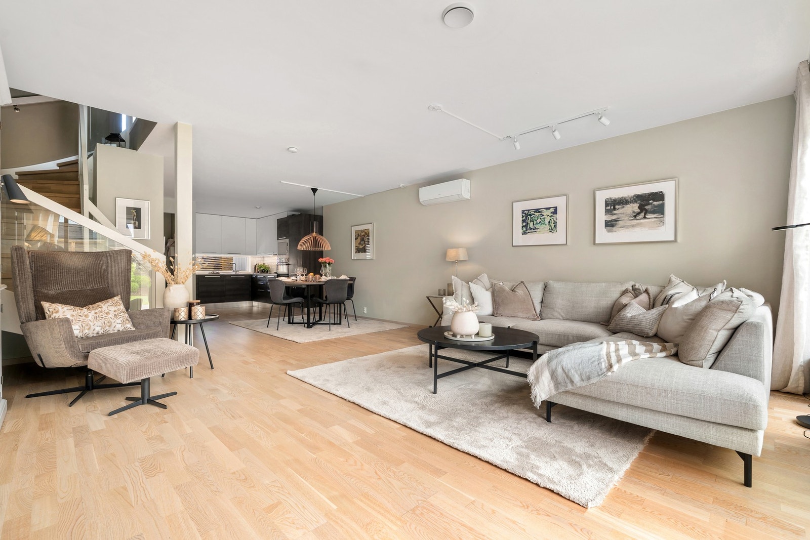 Stor og sosial stue- og kjøkkenløsning på hele 45m². Galleribilde