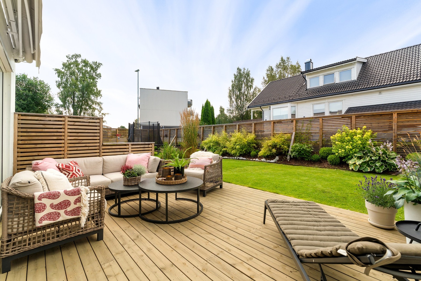 Stor uteplass med ypperlige solforhold samt gode muligheter for flere sofagrupper. Galleribilde
