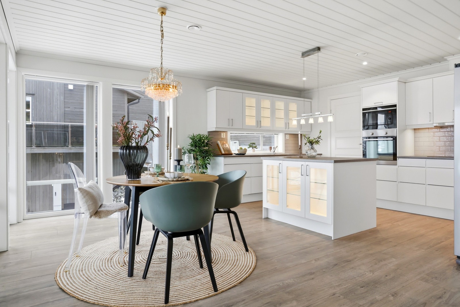 Lekkert og velutstyrt kjøkken med integrerte hvitevarer som komfyr, micro, nedfelt platetopp og oppvaskmaskin. Galleribilde