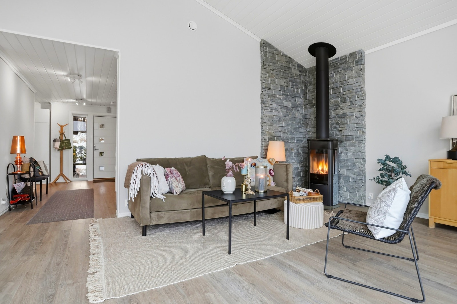 I tillegg er stuen utstyrt med varmepumpe og peisovn. Galleribilde