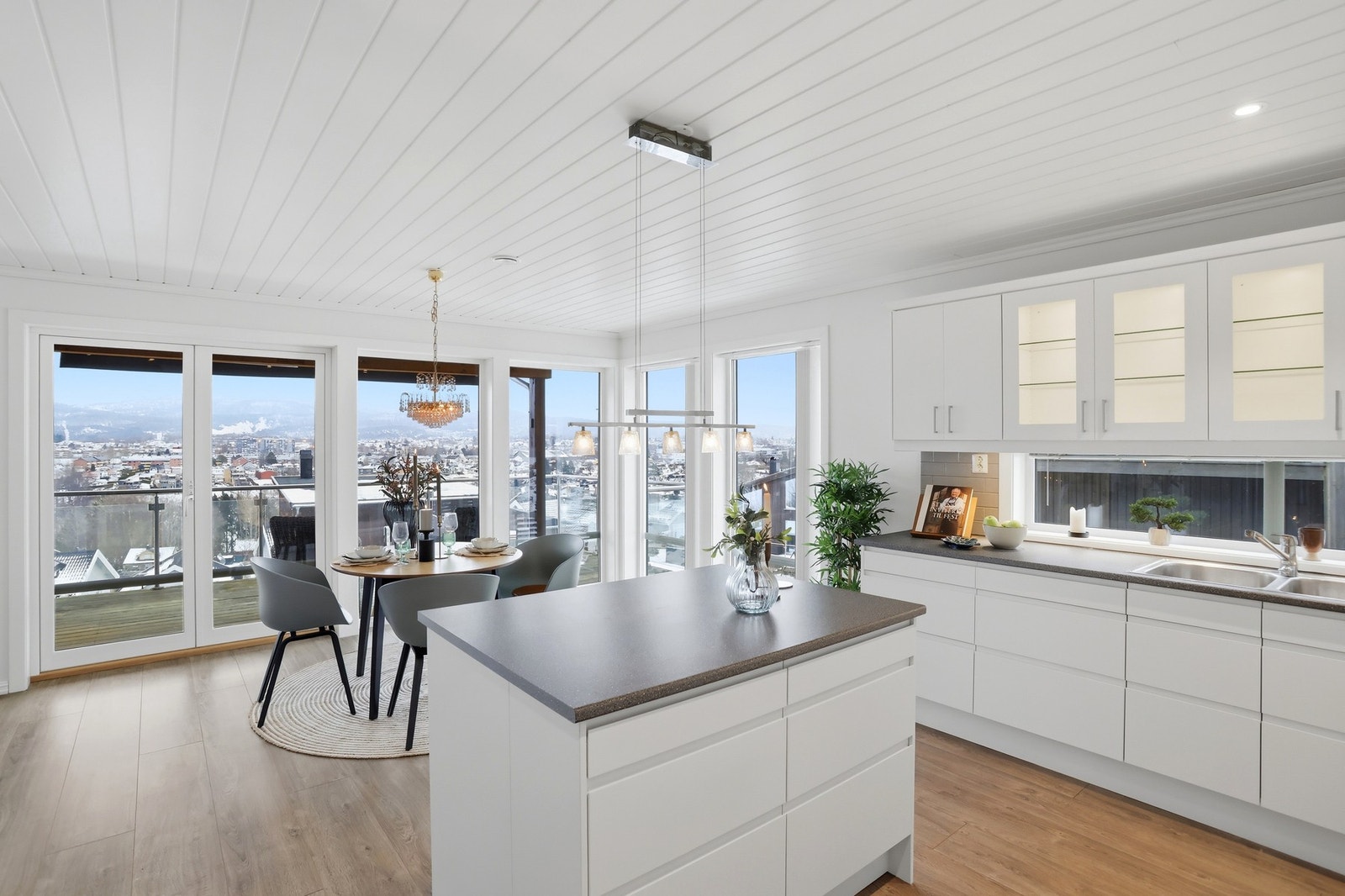 Kjøkkenet har rikelig med skap og benkplass og ligger i åpen løsning mot stuen. Galleribilde