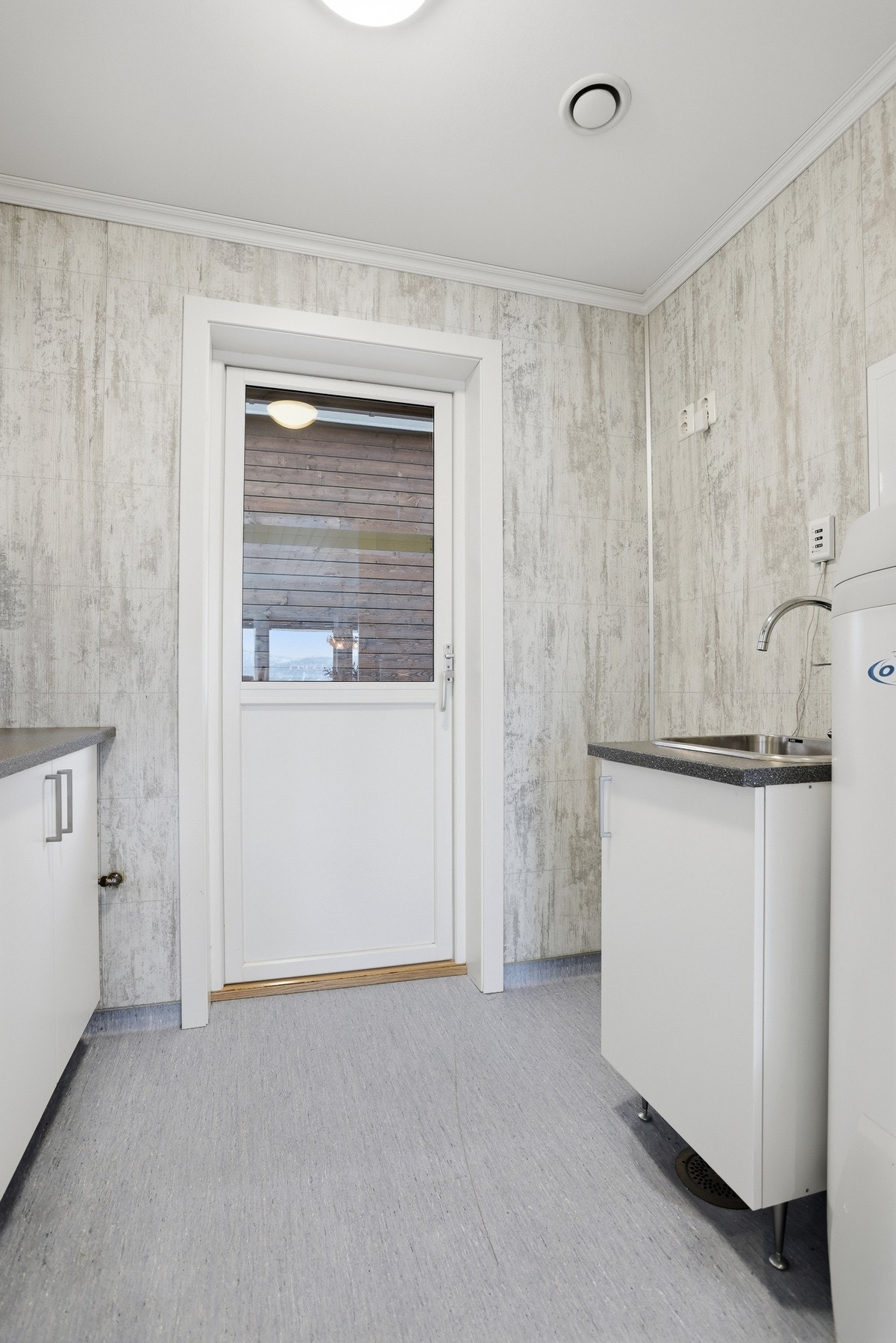 Vaskerom med egen utgang og tilknytning til kjøkken Galleribilde