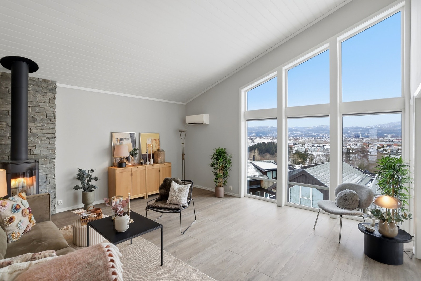 Stuen har god plass til sofaløsning med tilhørende møblement. Galleribilde