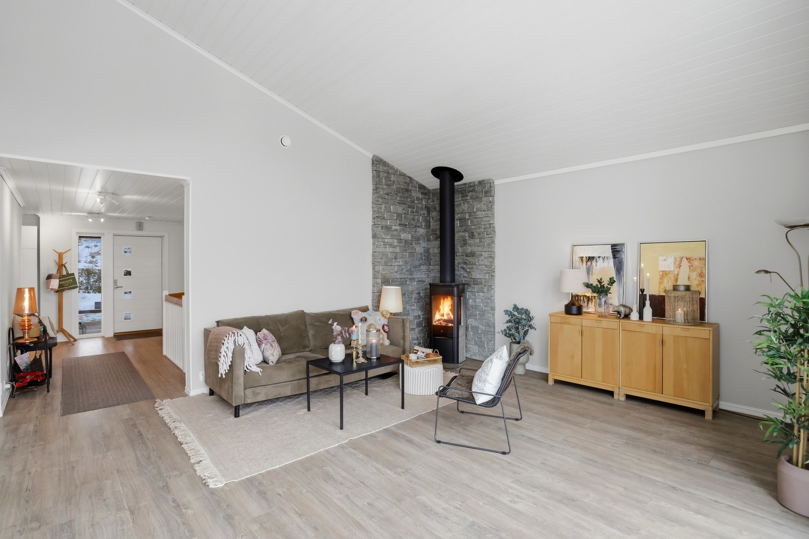 Stuen har god plass til sofaløsning med tilhørende møblement. Galleribilde